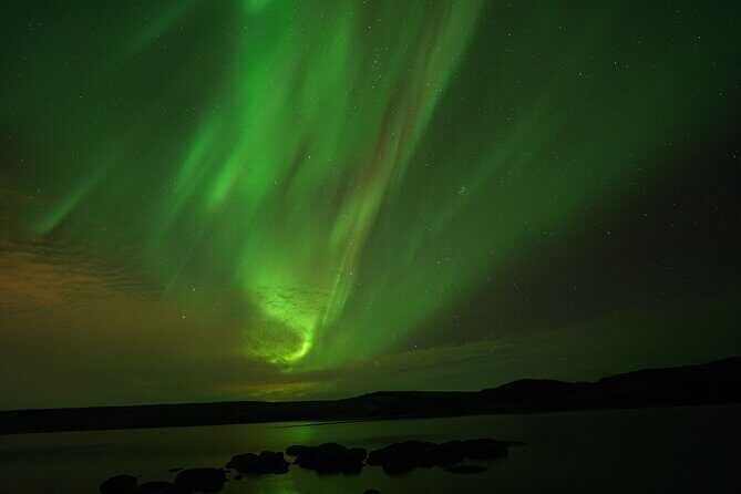 #1 Northern Lights Tour In Iceland from Reykjavik with PRO photos - Warm-up breaks: hot chocolate, pastries, and staying sane at night
