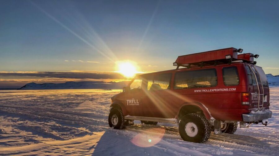 From Jökulsárlón: Crystal Blue Ice Cave Super Jeep Tour - Why the guides make such a difference