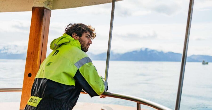 Húsavík: Whale Watching Tour with Guide - Your 3-hour cruise on an Icelandic oak ship