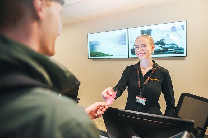 Iceland Airport Transfer from Reykjavík Hotels to KEF Airport - Arrival at KEF: getting off with luggage and moving fast