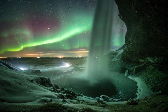 Northern Lights Bus Tour from Reykjavik with Hot Chocolate - Your Guide’s Role: Folklore Stories and Real Sky Talk