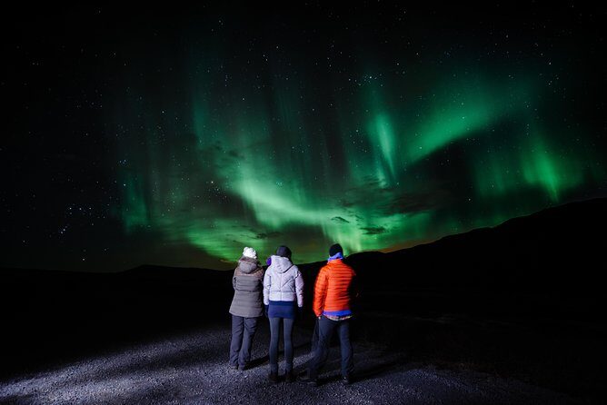 Northern Lights Minibus Tour with Hot Cocoa, Blankets & Photos - Why This Minibus Aurora Hunt Works Better Than Waiting in Reykjavik
