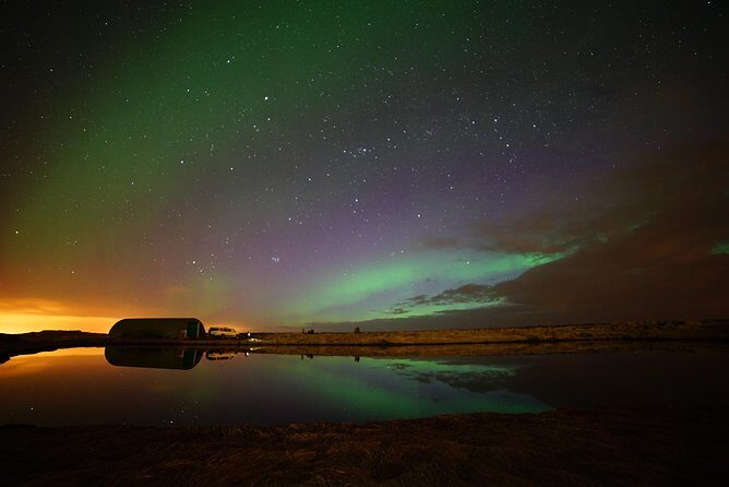 Northern Lights Minibus Tour with Hot Cocoa, Blankets & Photos - Guides, Group Size, and How the Night Feels