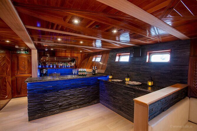 Northern Lights Yacht Cruise in Reykjavik - Onboard Wi‑Fi and live photo sharing that actually helps
