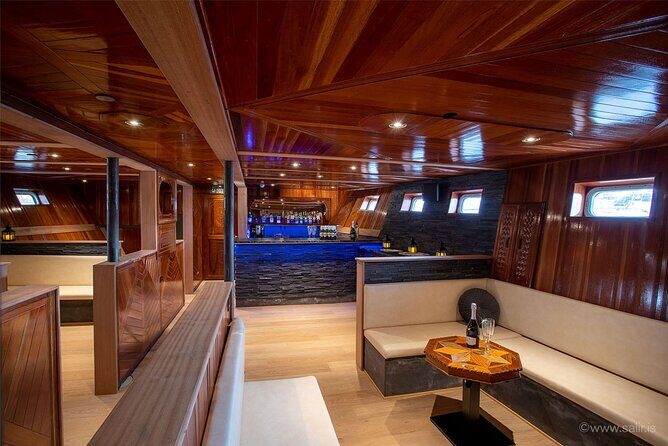 Northern Lights Yacht Cruise in Reykjavik - Price vs. value: what $94 buys you in a Reykjavik winter night