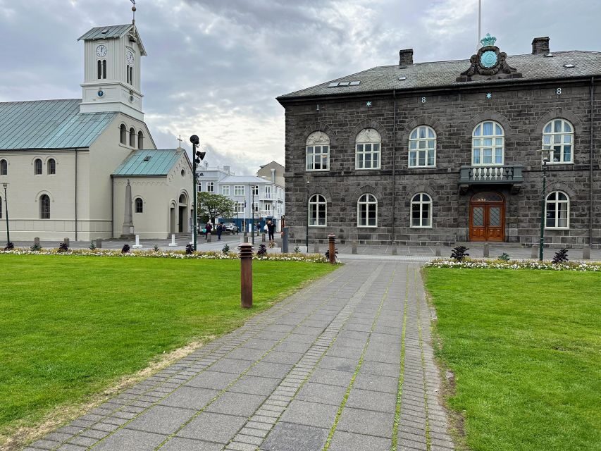 Reykjavik: City Walking tour in Small Group with Local Guide - Pace and group size: why the tour feels relaxed (even in wind)