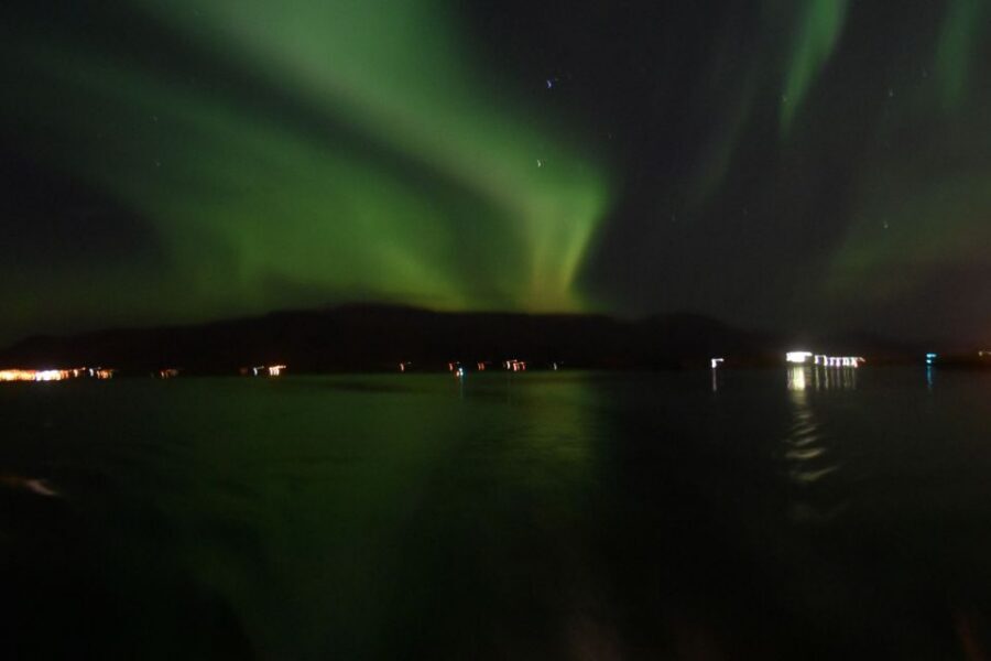 Reykjavik: Northern Lights Guided Boat Tour - The 2.5-hour aurora hunt: what you do once you’re out there