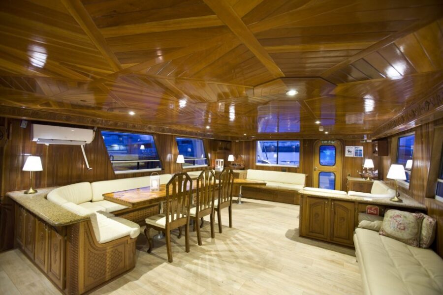 Reykjavik: Northern Lights Yacht Tour - The Cozy Inside: Bar, Lounge, Wi‑Fi, and Warm Blankets