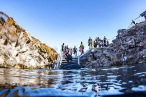 Silfra: Snorkeling Tour Between Tectonic Plates - The day’s flow: 1 hour briefing, 45 minutes in the fissure, and time to reset