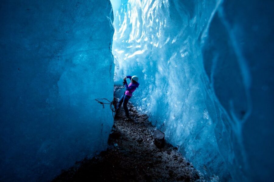 Skaftafell: Ice Cave Tour and Glacier Hike - Back at the base: hot drinks, candy, and a chance to regroup