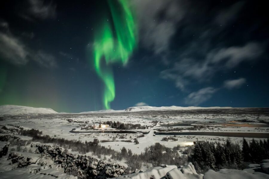 Small-Group Premium Northern Lights Tour from Reykjavik - What to pack for a cold, dark 4-hour aurora hunt