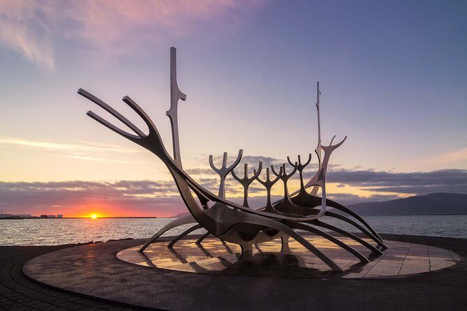 Walking tour of Reykjavik city - Stop 4: Austurvollur Square and Parliament House Curiosities